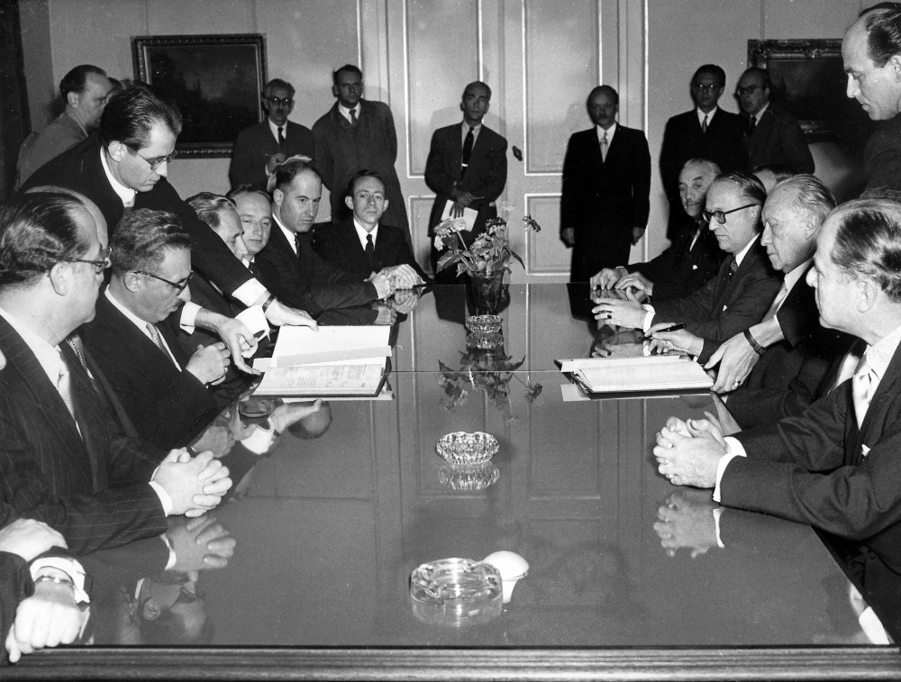 Signing the agreement, 1952, dpa Picture Alliance. 